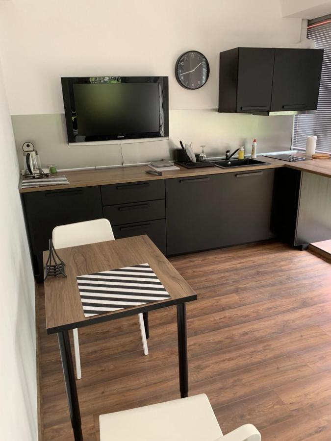 Lilia 3 Self-Check In Apartment With Hot Water Despite Prevention In The Neighborhood, Food And Drink Shop Open Until 10 Pm And Free Parking Area Next Ot 24 Hours Food And Drink Shop And Free Parking Area Sofia Eksteriør bilde